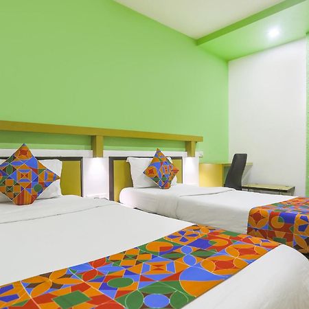 Hotel Merit Сурат Экстерьер фото