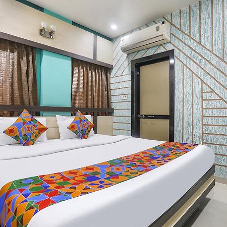 Hotel Merit Сурат Экстерьер фото