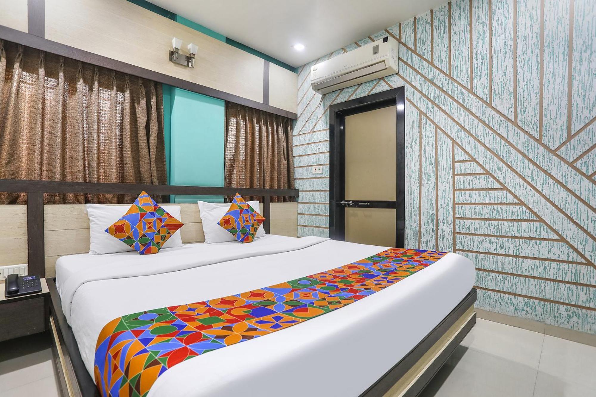 Hotel Merit Сурат Экстерьер фото
