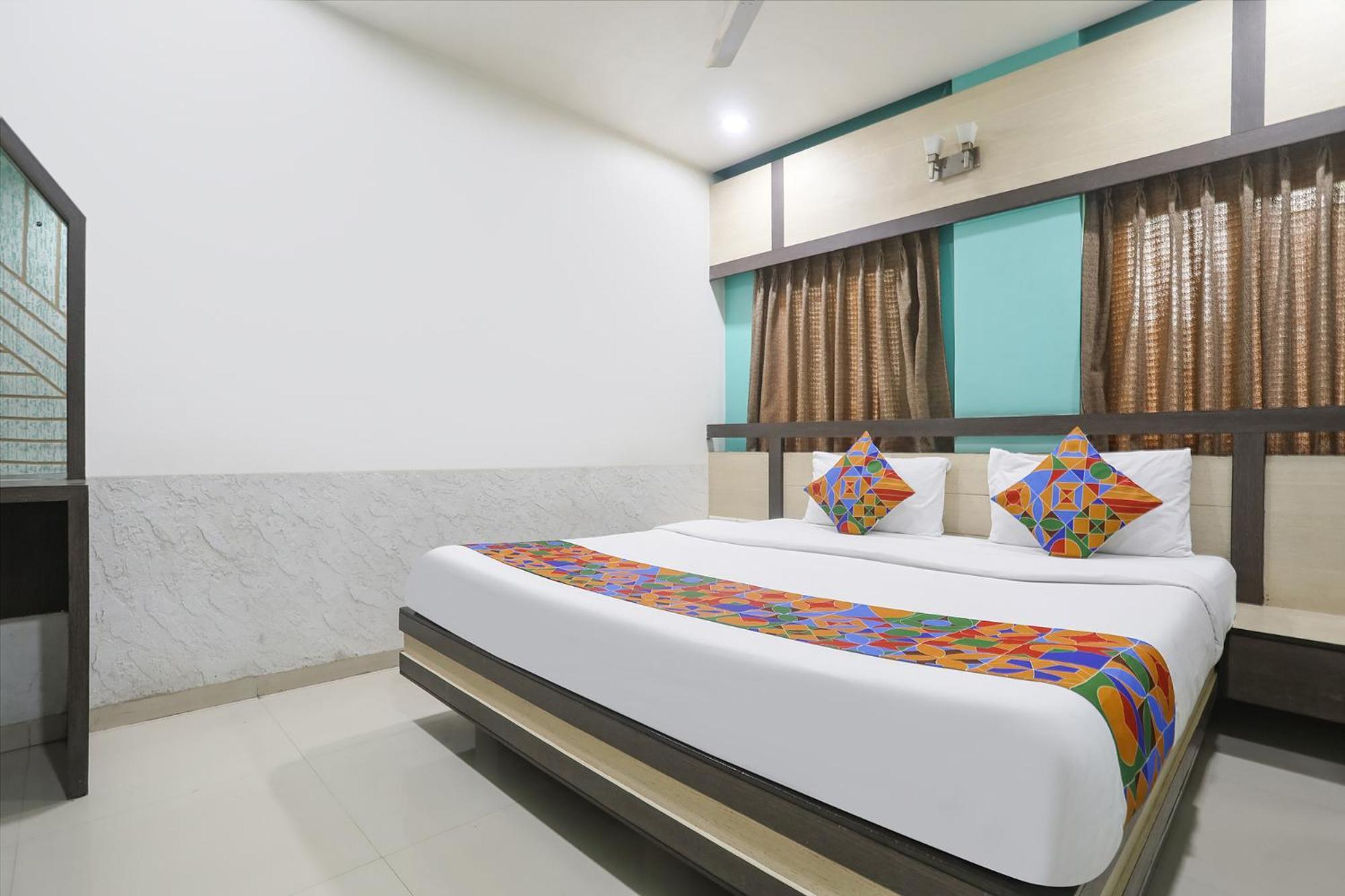 Hotel Merit Сурат Экстерьер фото
