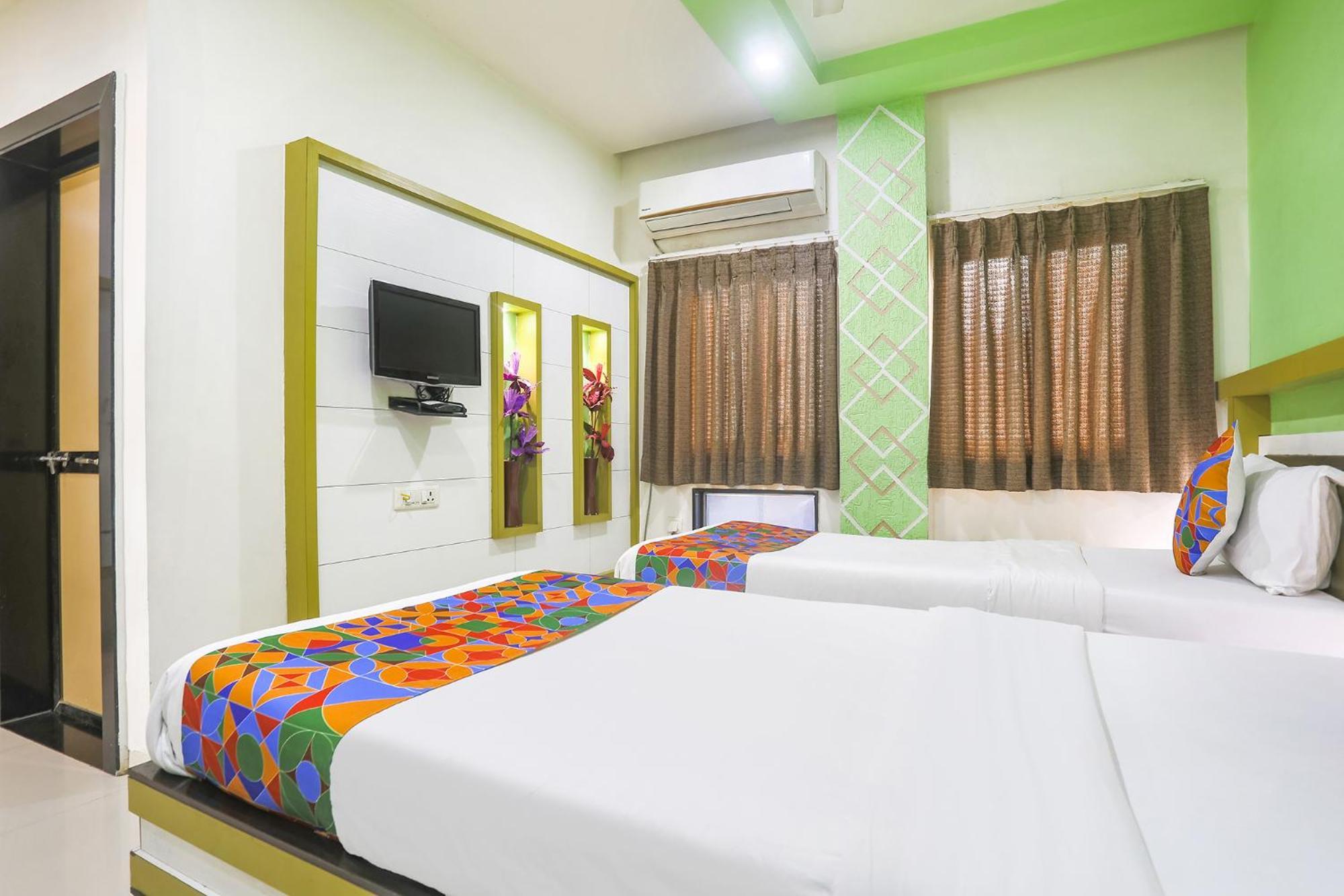 Hotel Merit Сурат Экстерьер фото