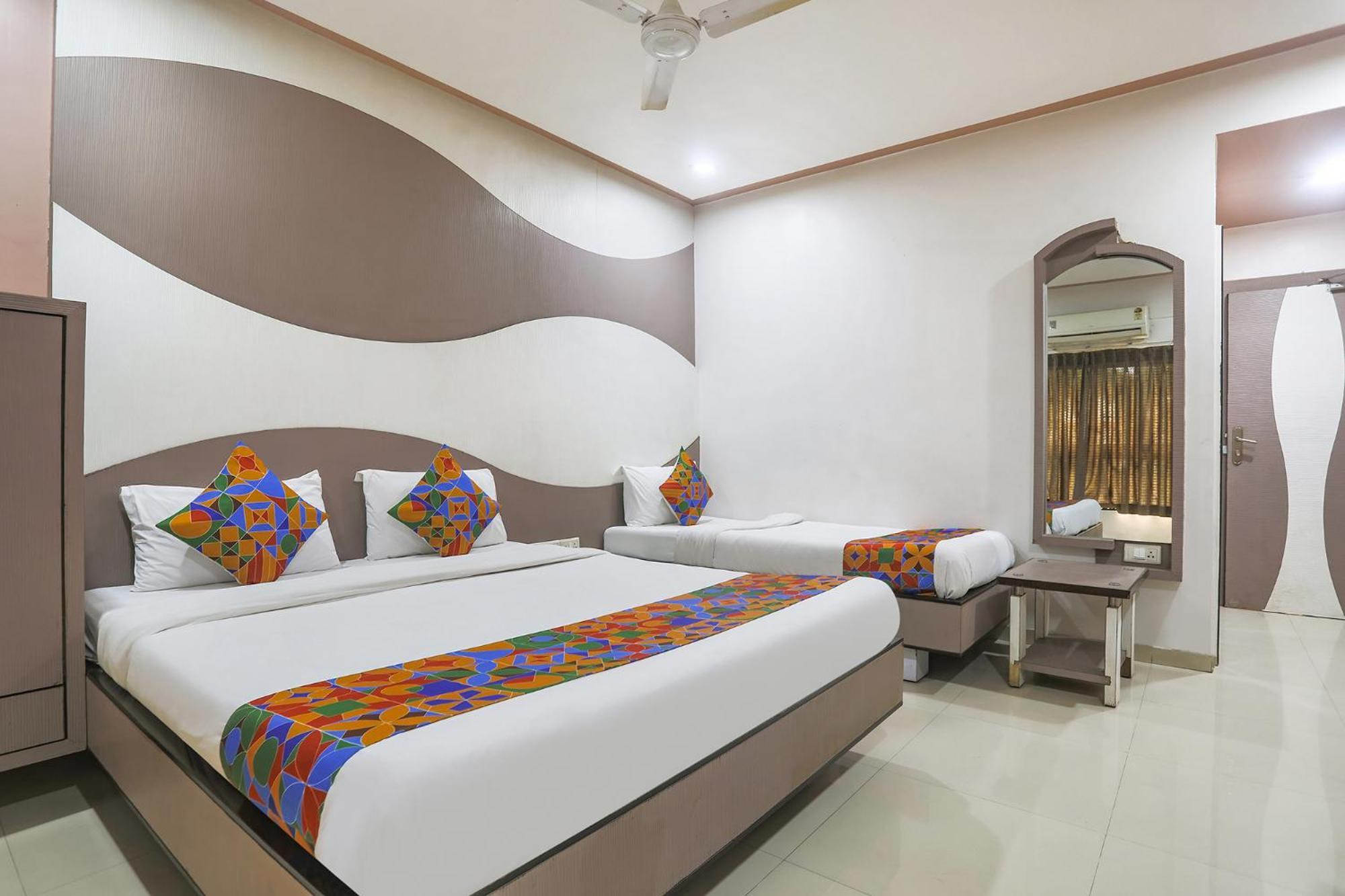 Hotel Merit Сурат Экстерьер фото