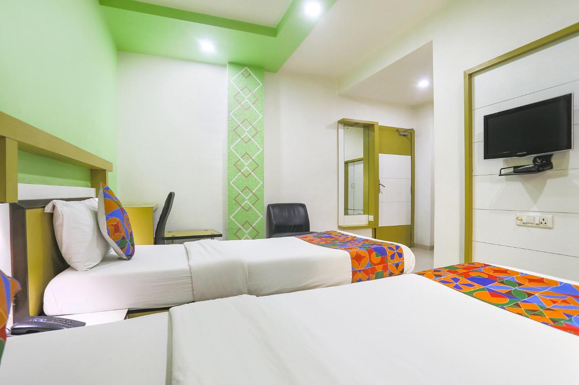 Hotel Merit Сурат Экстерьер фото