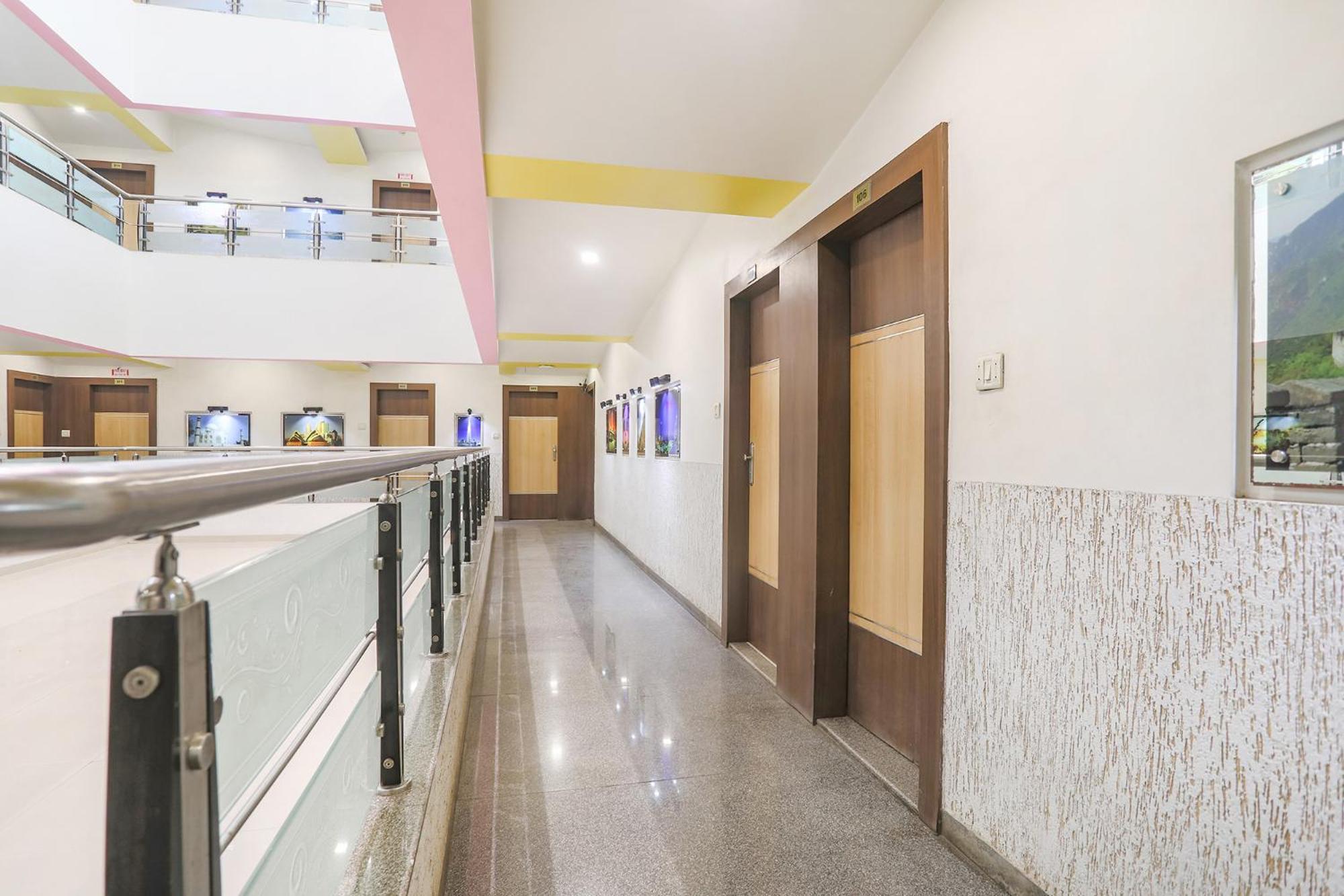 Hotel Merit Сурат Экстерьер фото