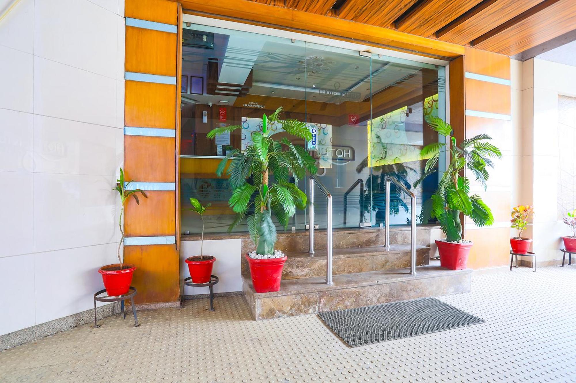 Hotel Merit Сурат Экстерьер фото