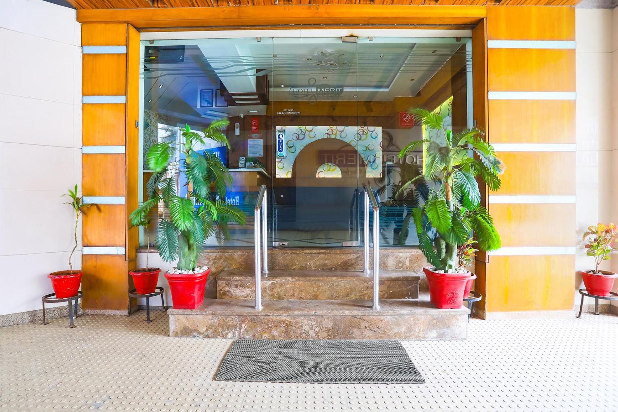 Hotel Merit Сурат Экстерьер фото