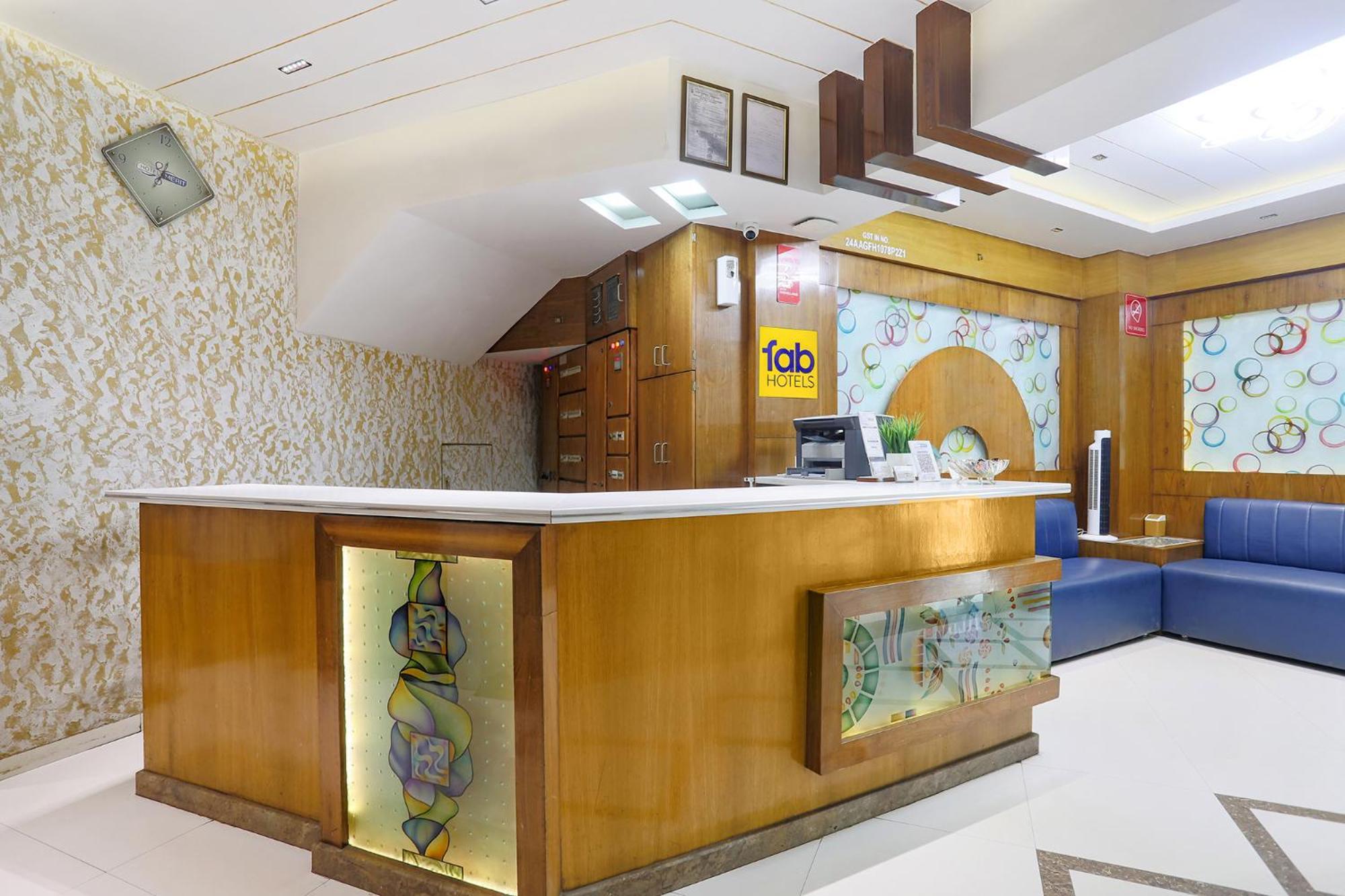 Hotel Merit Сурат Экстерьер фото