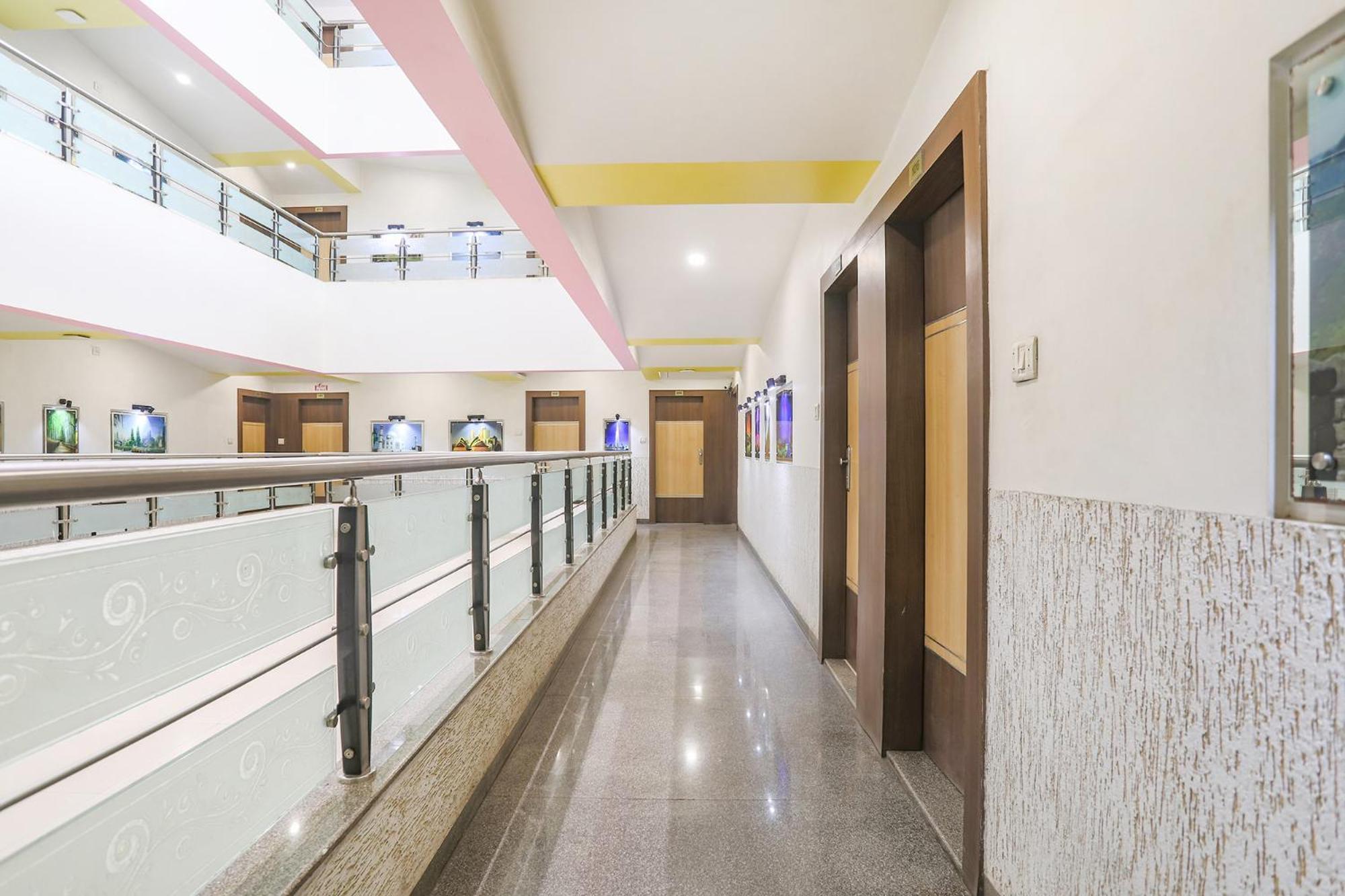 Hotel Merit Сурат Экстерьер фото